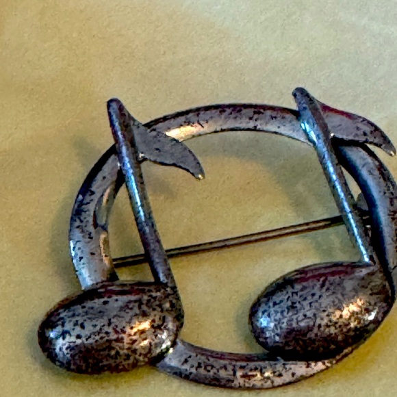 Set of 2 Vintage Beau Sterling Brooches and
sunshine Polishing Cloth - Picture 3 of 9